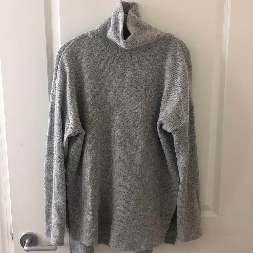 Oversized grey turtleneck, size M.